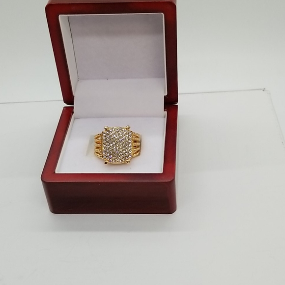 Womans Ring - Picture 1 of 3